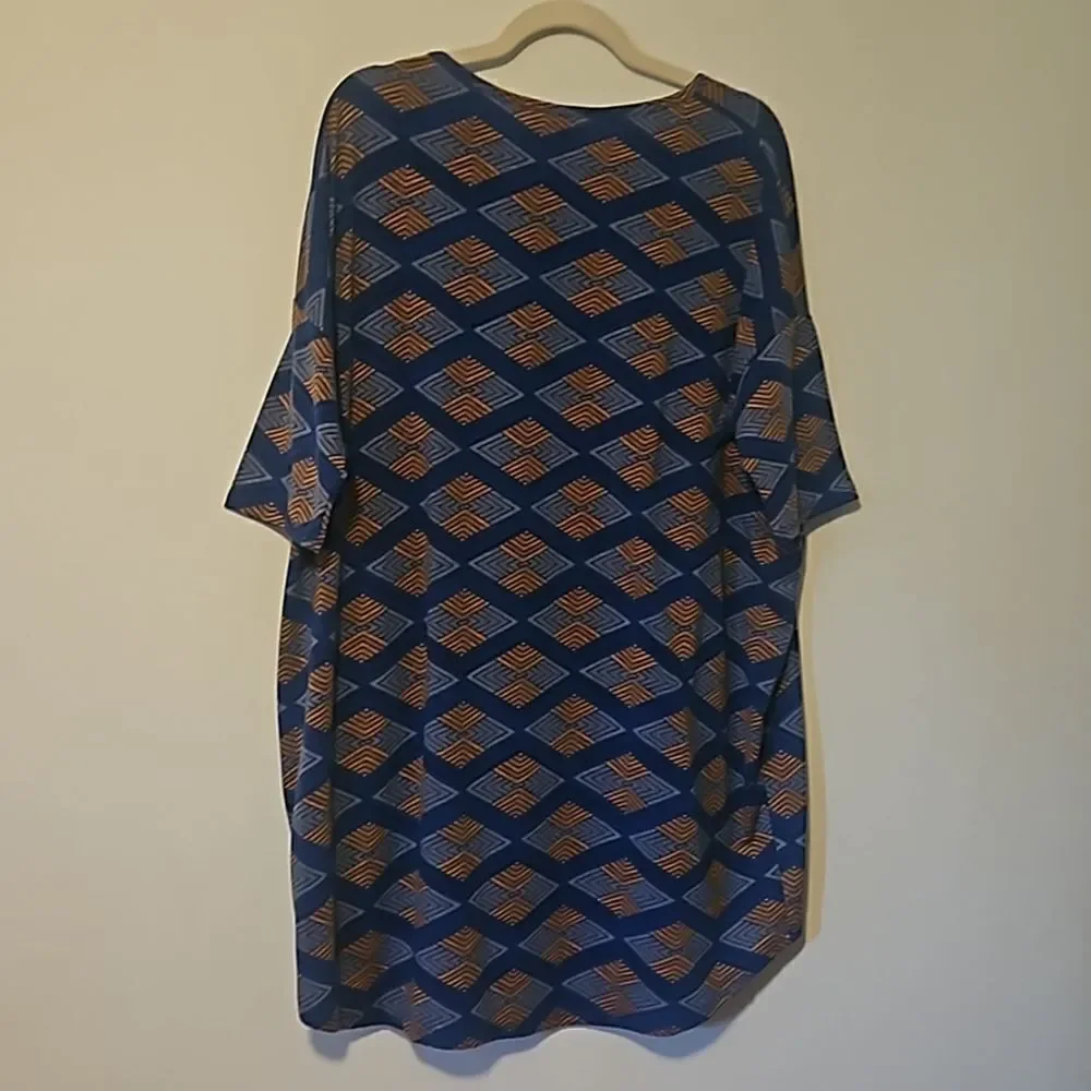 LULAROE WOMAN TUNIC TOP L